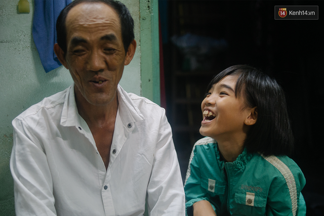 Chuyện Tám mù hát rong - Người cha lang thang khắp Sài Gòn bán tiếng ca, kiếm tiền chữa trị đôi mắt cho con gái - Ảnh 18.