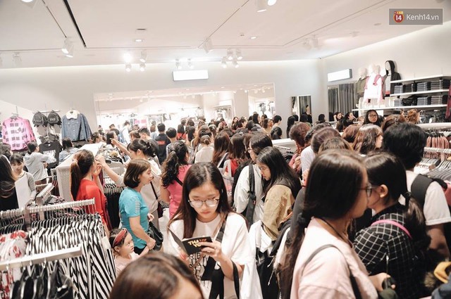 Khai trương H&M Hà Nội: Có hơn 2.000 người đổ về, các bạn trẻ vẫn phải xếp hàng dài chờ được vào mua sắm - Ảnh 17.