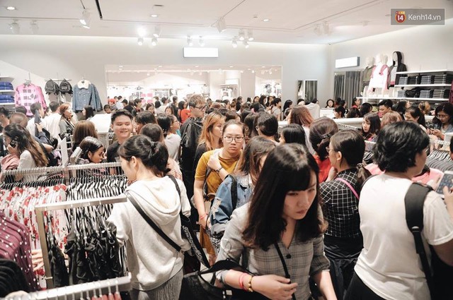 Khai trương H&M Hà Nội: Có hơn 2.000 người đổ về, các bạn trẻ vẫn phải xếp hàng dài chờ được vào mua sắm - Ảnh 18.