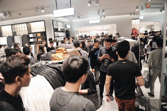 Khai trương H&M Hà Nội: Có hơn 2.000 người đổ về, các bạn trẻ vẫn phải xếp hàng dài chờ được vào mua sắm - Ảnh 19.
