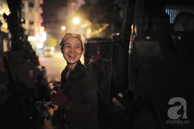 Khép lại chặng hành trình, những bông hoa cuối cùng đã đến được tay những người phụ nữ Việt vất vả, lam lũ mà đáng yêu, đáng quý vô cùng.