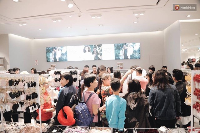 Khai trương H&M Hà Nội: Có hơn 2.000 người đổ về, các bạn trẻ vẫn phải xếp hàng dài chờ được vào mua sắm - Ảnh 20.