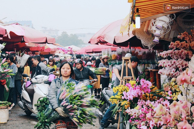 Khổ như người Hà Nội hành xác ở chợ hoa vừa đông, vừa tắc cả tiếng đồng hồ - Ảnh 3.