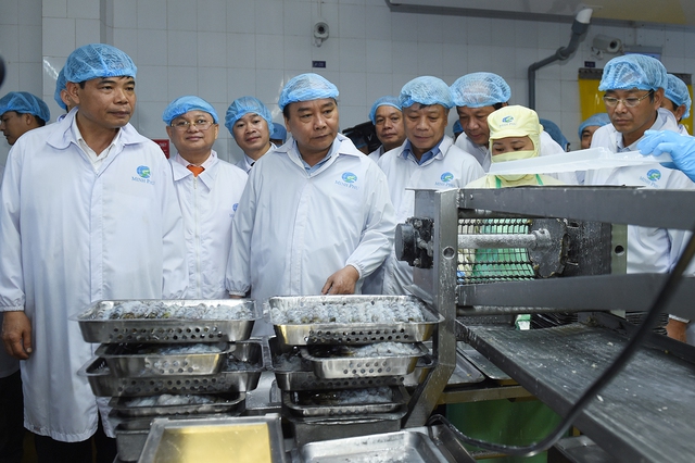 
Thủ tướng tham quan nhà máy sản xuất của Công ty Minh Phú. Ảnh: VGP/Quang Hiếu

