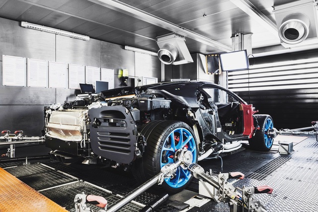 Bugatti hy vọng Chiron sẽ trở thành chiếc xe nhanh nhất thế giới nhờ thiết kế khí động học và cải tiến động cơ.