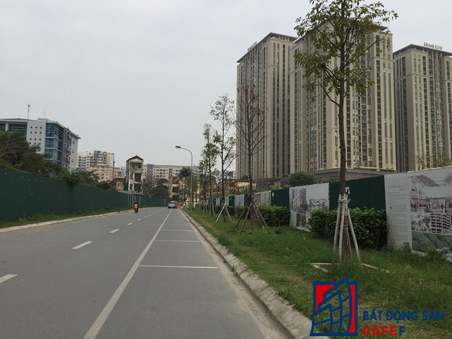 
Cổng vào phía đường Nguyễn Chánh khá quanh co và chỉ là phần đất mượn của một dự án khác.
