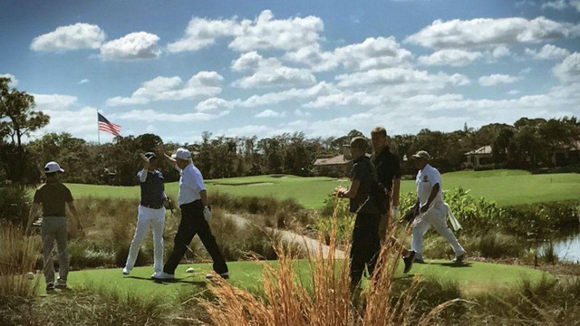 Ông Trump đánh golf cùng ông Abe. Nguồn: Twitter