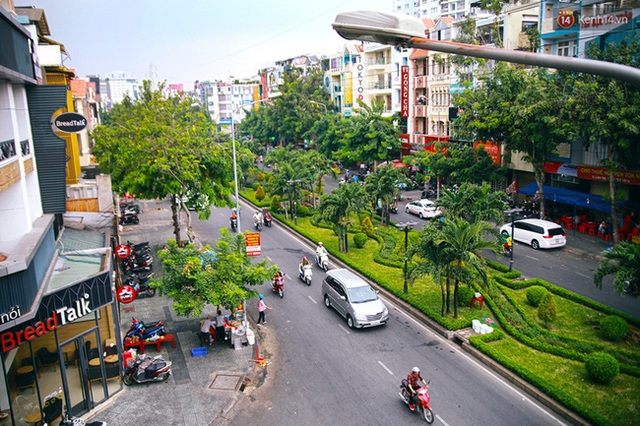 Đường Phan Xích Long nằm giữa quận Phú Nhuận và quận Bình Thạnh, là con đường sầm uất bậc nhất Sài Gòn khi hội tụ tất cả các dịch vụ ăn uống, giải trí và mua sắm cho người dân.