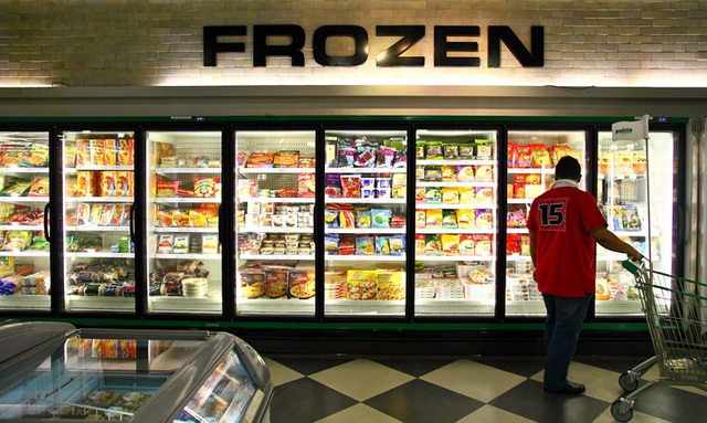 Một quầy hàng bán thực phẩm bản quản lạnh ăn liền