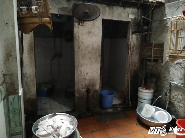 Trong ảnh là một nhà vệ sinh tập thể của gần 15 hộ dân tại phố cổ Hà Nội. Ảnh: Tiểu Lâm.