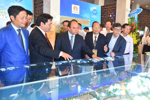 
Thủ tướng nghe lãnh đạo Bình Thuận báo cáo mô hình phát triển du lịch ven biển của tỉnh. Ảnh: VGP/Quang Hiếu
