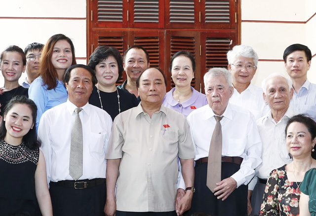 Thủ tướng Nguyễn Xuân Phúc thăm Trung tướng Đặng Kinh. - Ảnh: VGP/Quang Hiếu