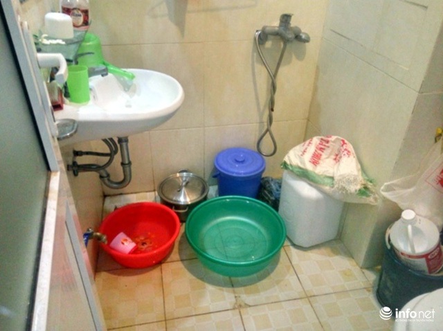Các gia đình phải huy động mọi đồ dùng để tích nước nhưng cũng chỉ đủ đánh răng rửa mặt.