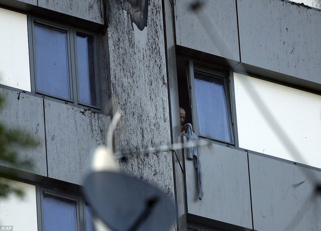 Hình ảnh người còn sống mắc kẹt bên trong tòa nhà 27 tầng bị lửa bao trùm, nhiều người được xác nhận đã chết - Ảnh 3.