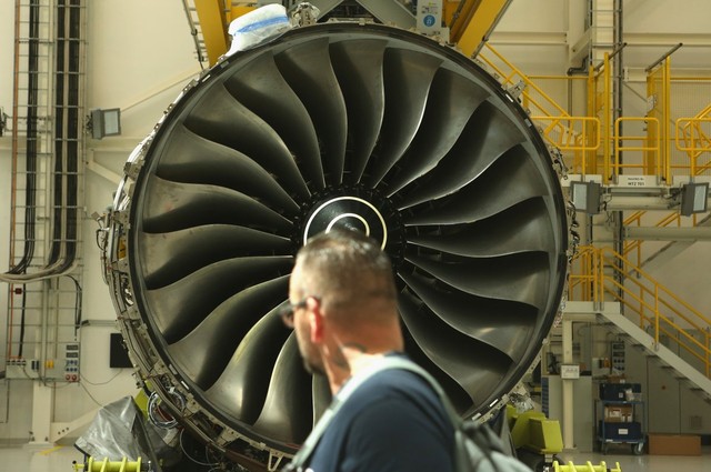 
Trent XWB được Rolls-Royce lắp đặt bên trong nhà máy mới xây dựng nằm ở ngoại ô Berlin, Đức. Đây là loại đông cơ công suất lớn, có thể tạo ra lực đẩy lên tới 42 tấn/chiếc. Ảnh: Getty
