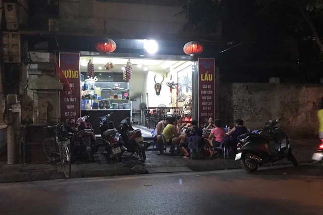 
Sau khi lẩu vỉa hè biến mất, trên phố Cao Bá Quát chỉ còn 2 nhà hàng lẩu, nhưng khách khá èo uột

