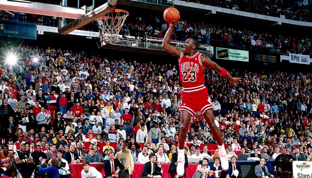 Huyền thoại Michael Jordan nổi tiếng với những cú nhảy cao