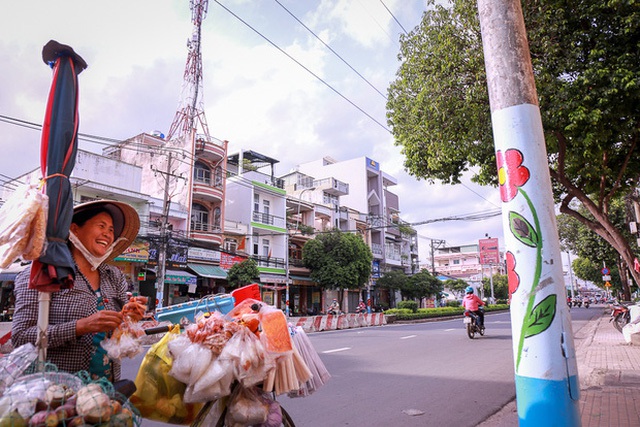 Người dân thích thú khi hơn 100 cột điện, cột đèn ở Sài Gòn bỗng nở hoa - Ảnh 3.