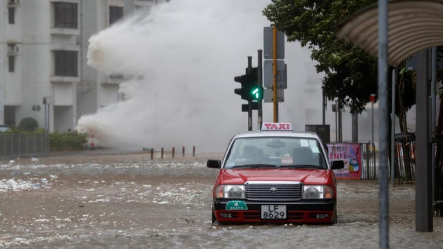 Hong Kong tê liệt vì bão Hato - Ảnh 3.
