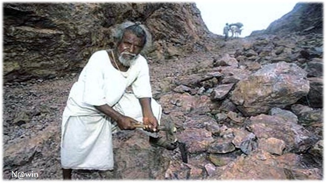 Ông Dashrath Manjhi cũng từng dành 22 năm để đẽo đá làm đường.