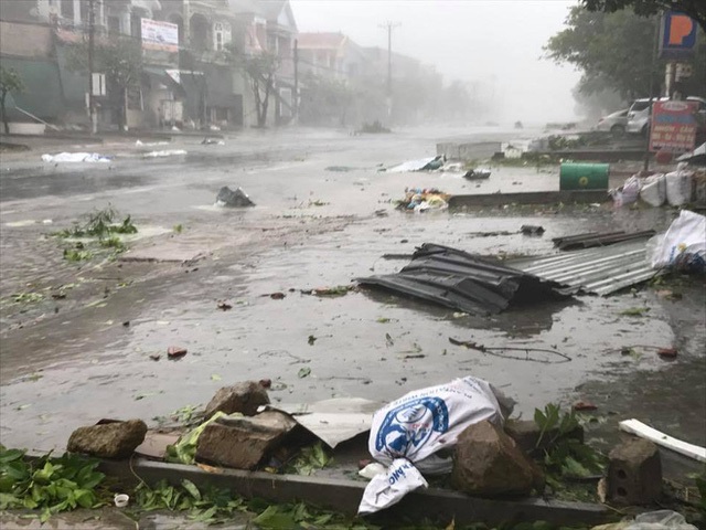 Những hình ảnh khủng khiếp do bão: Đường quốc lộ tan tác, người và xe gồng hết sức vẫn bị gió quật ngã - Ảnh 3.