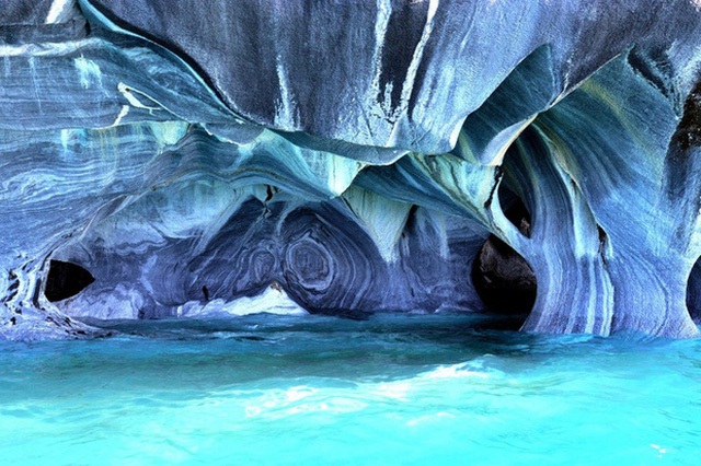 Những đường vân xoắn trên đá cẩm thạch trong hang động Patagonia tại Chile khiến ta tưởng như đang lạc vào một mê cung xanh sắc.