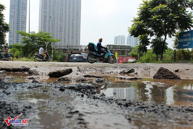 Thảm cảnh khó tin ở đại lộ hiện đại nhất Việt Nam - Ảnh 3.