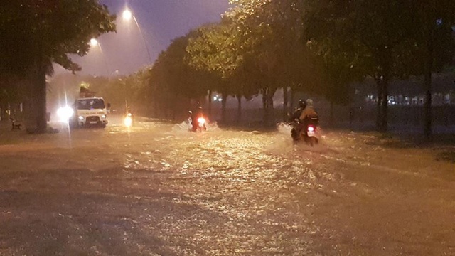  TPHCM: 1 giờ siêu máy bơm “giải cứu” đường Nguyễn Hữu Cảnh trong cơn mưa lớn nhất mùa - Ảnh 3.