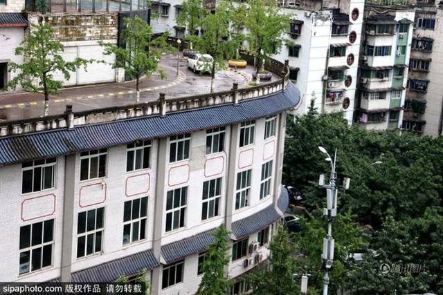Đất chật người đông, Trung Quốc đành xây hẳn đường đi trên nóc nhà - Ảnh 3.
