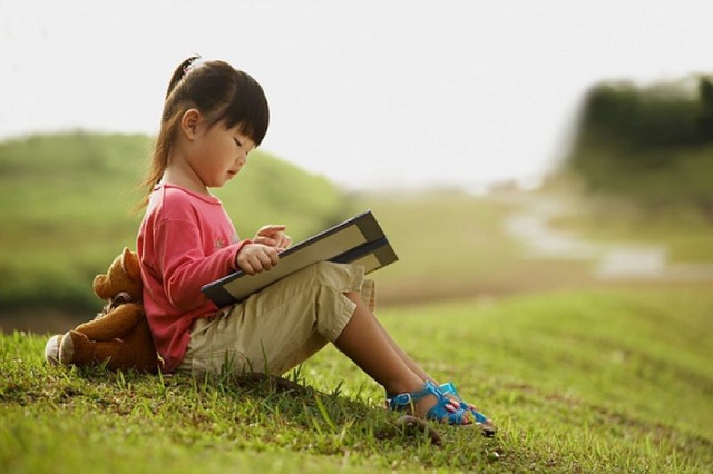 Những đứa trẻ thích đọc sách, thích được tiếp xúc với những quyển sách cho thấy khả năng bé rất thông minh, lanh lợi (Ảnh minh họa).