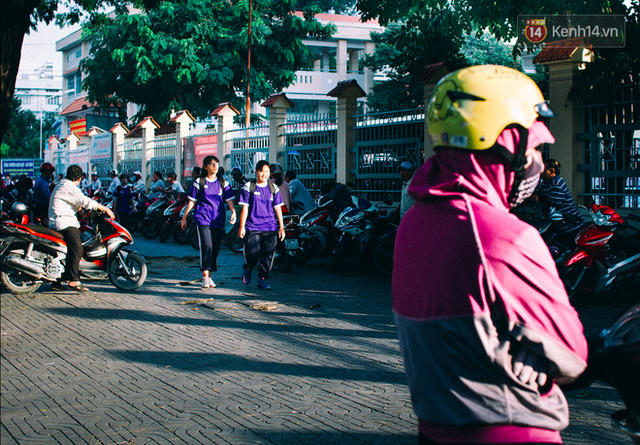 Cũng vào thời điểm này, trước các trường học là nỗi ám ảnh với người lưu thông vì phụ huynh chờ đón con đỗ xe đầy dưới lòng đường. Cũng có những trường học có khoảng sân trước trường rộng rãi, phụ huynh đỗ xe máy thành hàng dài chờ con tan học.