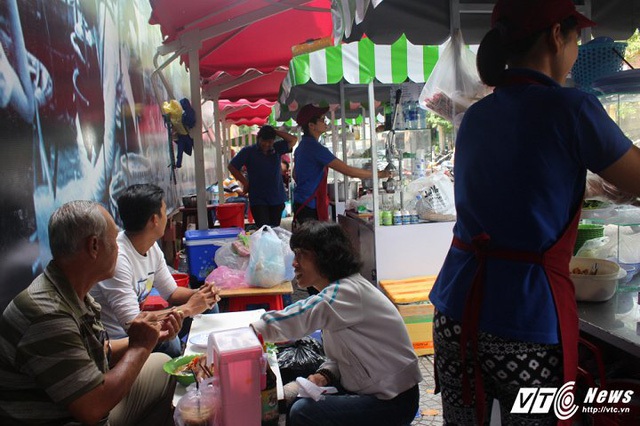 Phố hàng rong đầu tiên ở Sài Gòn nườm nượp khách sau hơn 1 tháng khai trương - Ảnh 3.
