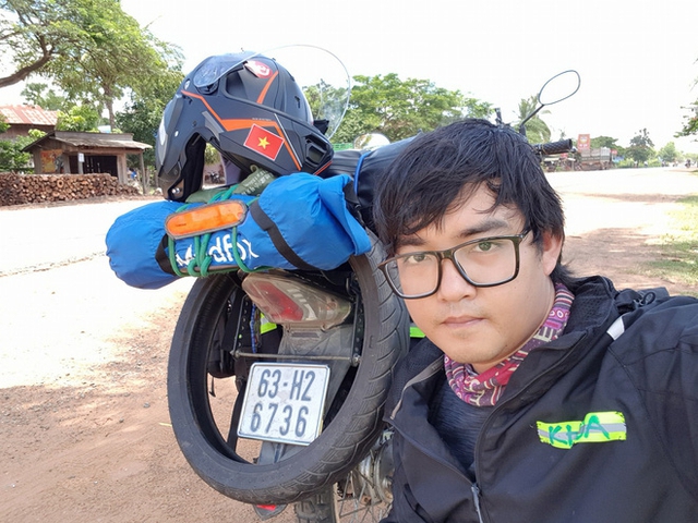 Đây là ảnh chụp ở đất Campuchia một ngày sau khi khởi hành. Đến mình còn không nhận ra bản thân nữa. Đi chuyến này về chắc má nhận không ra