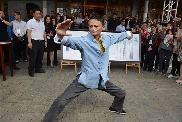 Jack Ma vốn nổi tiếng với tham gia lấn sân trên nhiều lĩnh vực. Ông từng hát nhạc pop, trình diễn thời trang, nhảy điệu Michael Jackson và nhiều hoạt động thú vị khác.