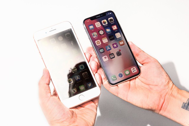 
iPhone X phía bên tay phải có màn hình rộng hơn iPhone 8 Plus mặc dù trông nhỏ gọn
