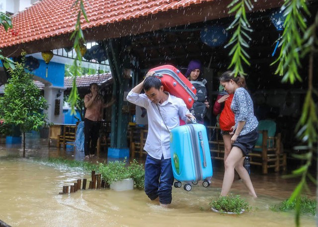 Hội An nước ngập đến nóc nhà, dân bắt đầu sơ tán - Ảnh 3.