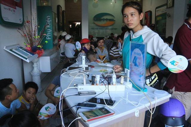 Hình ảnh ấm áp sau bão số 12: Các trung tâm điện máy mở cửa, mời người dân đến sạc điện thoại miễn phí - Ảnh 3.