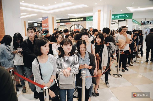 Khai trương H&M Hà Nội: Có hơn 2.000 người đổ về, các bạn trẻ vẫn phải xếp hàng dài chờ được vào mua sắm - Ảnh 3.