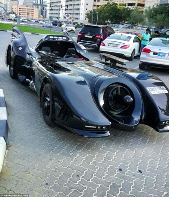 Cậu này thậm chí còn sở hữu một chiếc Bat Mobile nữa. Không thể tin được Batman ngoài đời thực lại sống tại châu Phi.