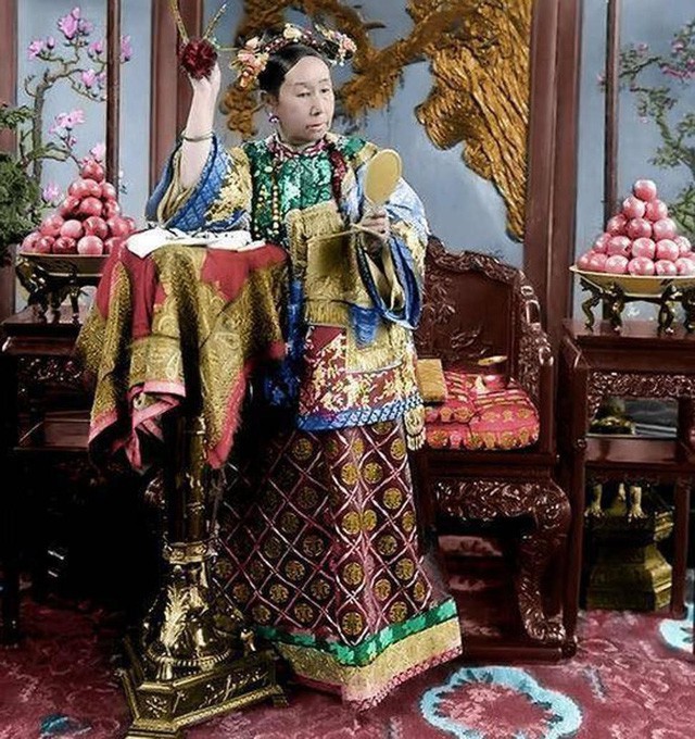 Hình ảnh được cho là chụp vào năm 1903, Từ Hi với mái tóc đặc trưng thời nhà Thanh với hai bên tóc được chẽ ra.