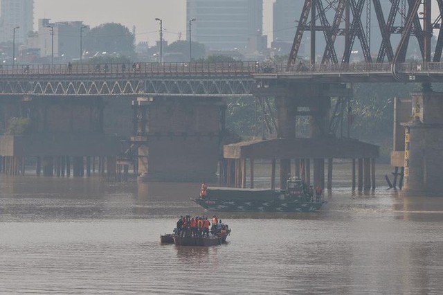 Hà Nội: Trục vớt thành công quả bom dài 2m ở chân cầu Long Biên - Ảnh 3.