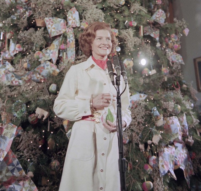 Đệ nhất phu nhân Betty Ford chụp bên cây thông Noel ngày 10/12/1974.