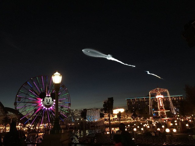Tên lửa Falcon 9 của Elon Musk bay ngang qua bầu trời, dân tình hoảng loạn tưởng là UFO - Ảnh 3.