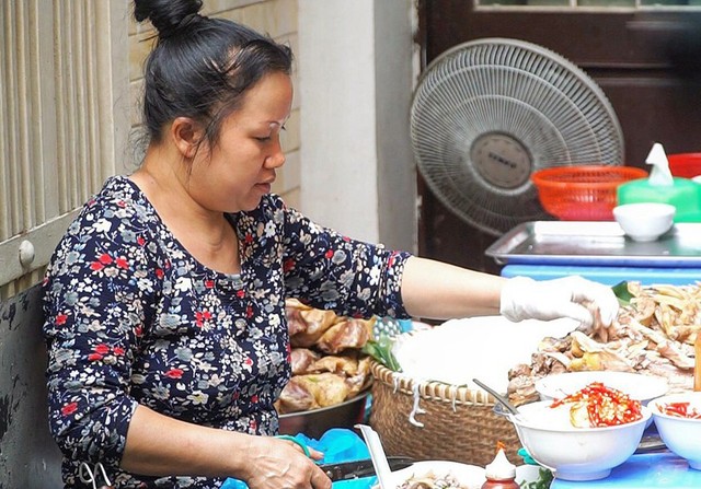 Chủ quán bún ngan Nhàn nổi tiếng Hà Nội bị tố mắng chửi cụ bà vì yêu cầu ăn tô 30 nghìn: Bà nói ít thôi, cháu không cần bán cho bà - Ảnh 3.