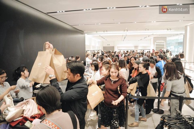 Năm 2017, chỉ khi Zara nắm tay H&M về Việt Nam, người Việt mới có những ngày xếp hàng và mua sắm bùng nổ đến vậy - Ảnh 3.