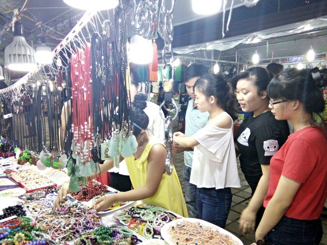 Tại công viên biển Đông, khu chợ đêm cũng thu hút nhiều người. Ảnh: Hà Nam