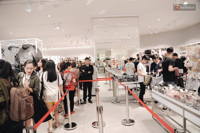 Khai trương H&M Hà Nội: Có hơn 2.000 người đổ về, các bạn trẻ vẫn phải xếp hàng dài chờ được vào mua sắm - Ảnh 21.