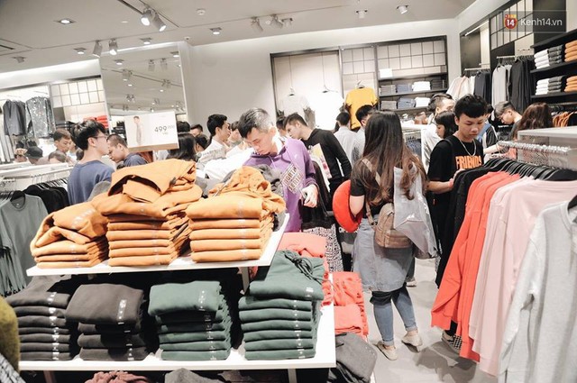 Khai trương H&M Hà Nội: Có hơn 2.000 người đổ về, các bạn trẻ vẫn phải xếp hàng dài chờ được vào mua sắm - Ảnh 22.