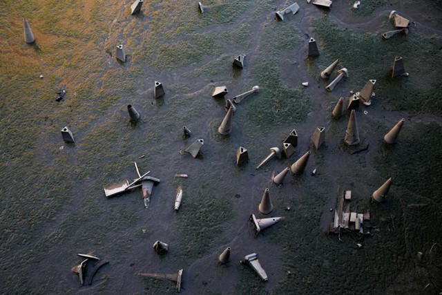 Những vật giúp phân làn giao thông tại bờ sông Thames trong thời gian thủy triều thấp tại London, Anh vào ngày 19 tháng 1.