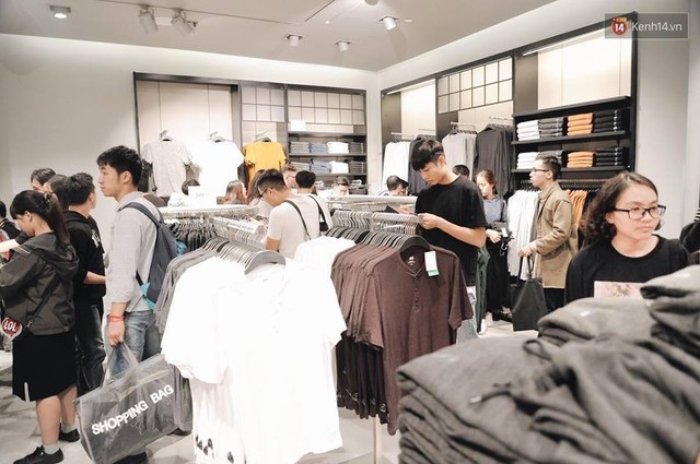 Khai trương H&M Hà Nội: Có hơn 2.000 người đổ về, các bạn trẻ vẫn phải xếp hàng dài chờ được vào mua sắm - Ảnh 23.